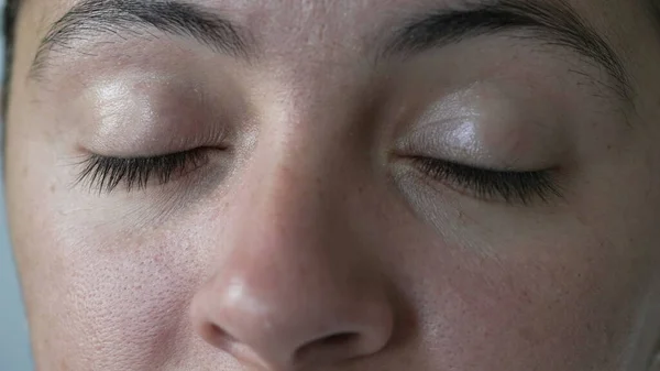 Osoba Zamykająca Oczy Medytacji Makro Zbliżenie Kobieta Otwarte Oko Patrząc — Zdjęcie stockowe