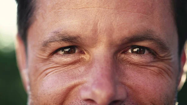 Kameraya Bakan Mutlu Bir Adamın Makro Gözleri Kırklı Yaşlarda Kırışıklıklarla — Stok fotoğraf