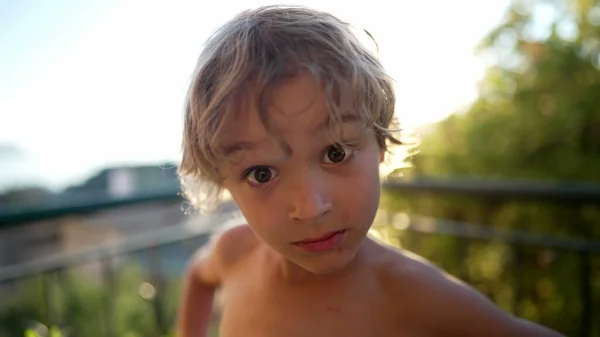 Ung Pojke Närbild Ansikte Med Attityd Och Allvarliga Uttryck — Stockfoto