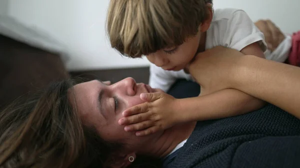 Miłość Uczucie Matki Dziecka Mały Chłopiec Całujący Mamę Usta Opieka — Zdjęcie stockowe