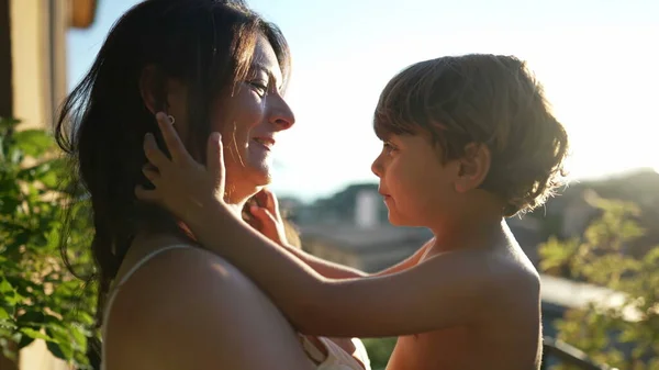 Fröhliche Mutter Die Ihren Kleinen Sohn Während Des Sonnenuntergangs Den — Stockfoto