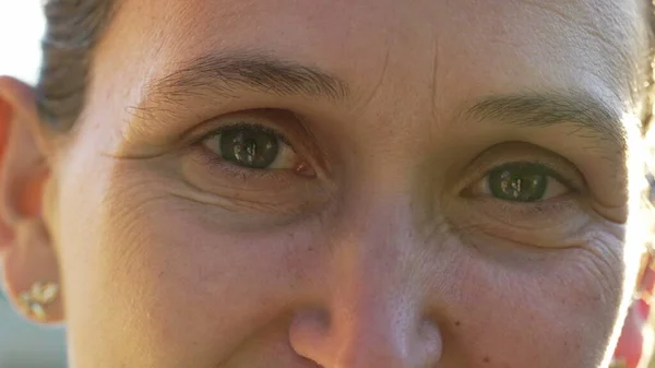 Mata Wanita Melihat Kamera Luar Ruangan Makro Menutup Dari Tahun — Stok Foto