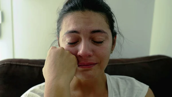 Retrato Uma Mulher Perturbada Chorando Desespero Durante Tempos Difíceis Rosto — Fotografia de Stock