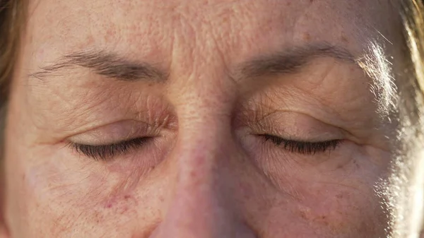 Makro Zbliżenie Starszej Kobiety Zamykającej Oczy Kontemplacji Starsza Kobieta Latach — Zdjęcie stockowe