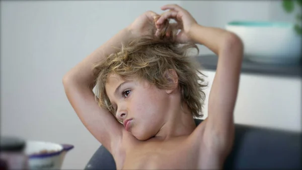 Lyhörd Liten Pojke Leker Med Håret Medan Han Dagdrömmer Disheveled — Stockfoto