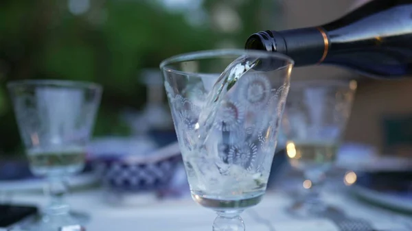Σερβίρεις Λευκό Κρασί Ποτήρι Κλείσιμο Της Έκχυσης Αλκοολούχων Ποτών Εξωτερικό — Φωτογραφία Αρχείου