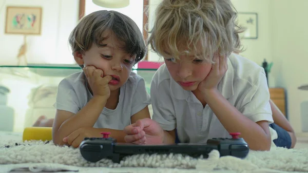 Dwóch Małych Chłopców Gapiących Się Ekran Tabletu Leżący Podłodze Salonie — Zdjęcie stockowe