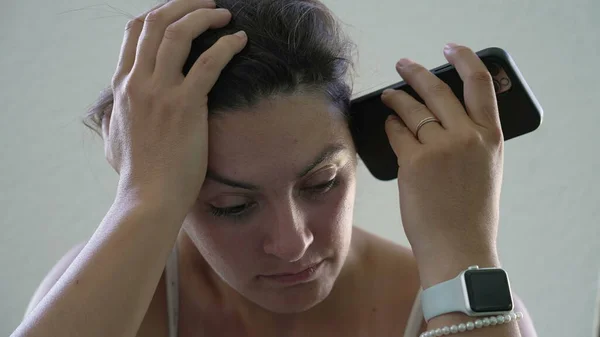 Mulher Segurando Telefone Ouvido Ouvindo Mensagem Áudio Close Face Pessoa — Fotografia de Stock
