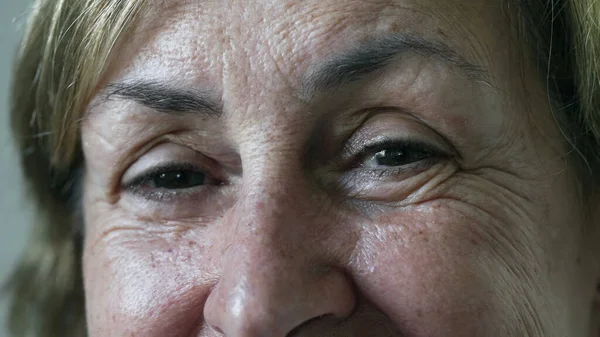 Портретное Лицо Крупным Планом Пожилой Женщины Открывающей Глаза Перед Камерой — стоковое фото