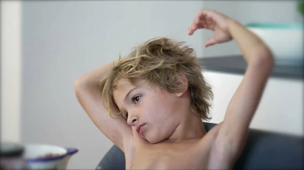 Ein Nachdenklicher Kleiner Junge Spielt Mit Haaren Während Tagträumt Zerzaustes — Stockfoto