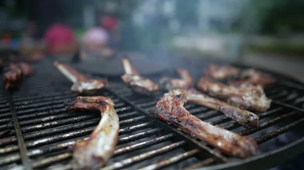 Mięso Grillu Zwolnionym Tempie Zamknij Gotowanie Żeberka Grillu Outdooe — Zdjęcie stockowe