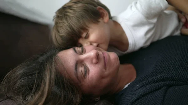Madre Figlio Amore Affetto Ragazzino Che Bacia Mamma Sulle Labbra — Foto Stock