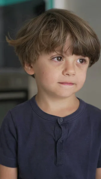 Retrato Uma Criança Pensativa Fechar Rosto Uma Expressão Pensativa Menino — Fotografia de Stock