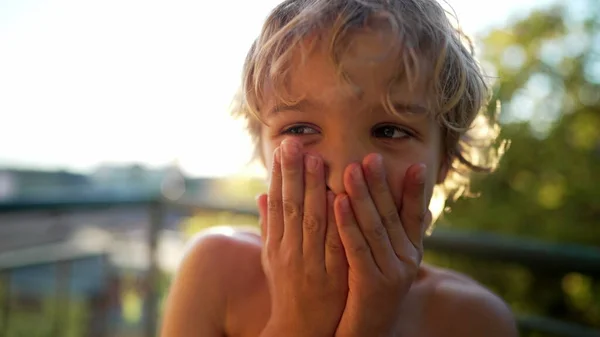 Jeden Słodkie Mały Chłopiec Pokrycie Usta Ręce Uczucie Wstydliwy Stojąc — Zdjęcie stockowe