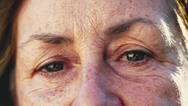 Olhos Mulher Sênior Enrugados Macro Fecham Mulher Mais Velha Visão — Fotografia de Stock