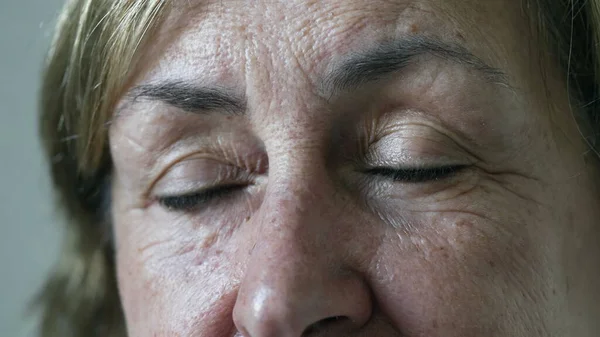 Portret Twarzy Bliska Starszej Kobiety Otwierającej Oczy Przed Kamerą Szczęśliwym — Zdjęcie stockowe
