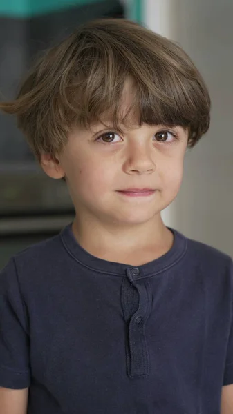 Portrét Zamyšleného Dítěte Zblízka Zamyšlený Výraz Jednoho Malého Chlapce — Stock fotografie