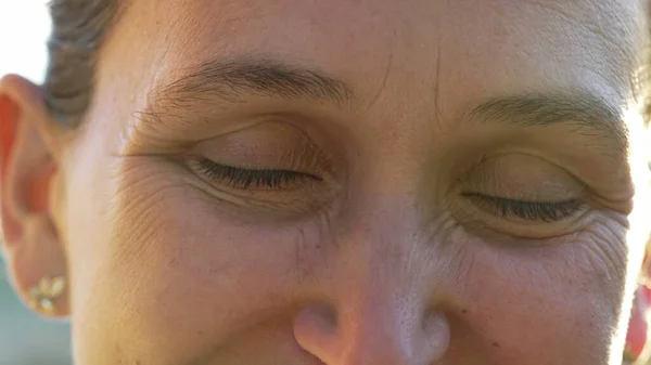Одна Радостная Женщина Макро Глаза Закрываются Улыбкой Женщина Портретным Глазом — стоковое фото