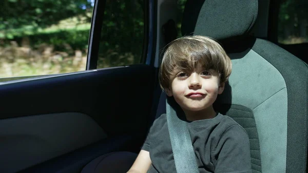 Один Счастливый Маленький Мальчик Путешествует Дороге Сидя Заднем Сидении Машины — стоковое фото