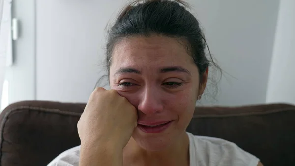 一个悲伤的泪流满面的女人哭了一个情绪低落的人泪眼紧闭的画像 现实生活中真实的情感 — 图库照片