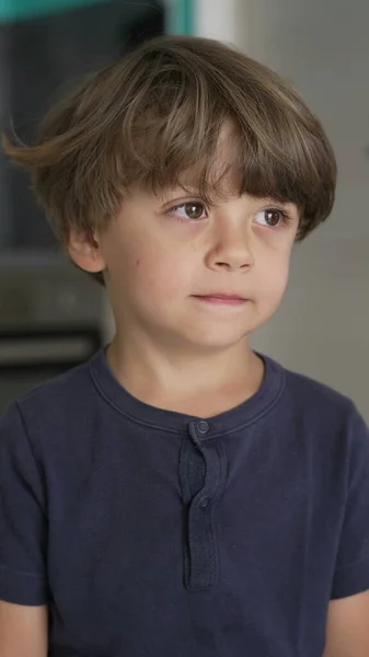 Retrato Uma Criança Pensativa Fechar Rosto Uma Expressão Pensativa Menino — Fotografia de Stock