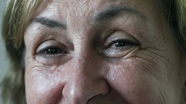Porträtt Ansikte Närbild Äldre Kvinna Öppna Ögon Framför Kameran Med — Stockfoto