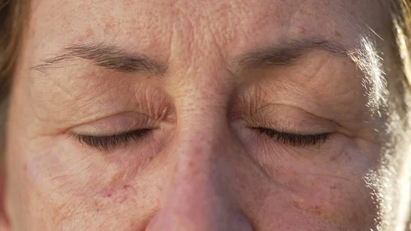 Makro Zbliżenie Starszej Kobiety Zamykającej Oczy Kontemplacji Starsza Kobieta Latach — Zdjęcie stockowe