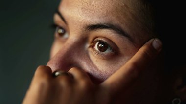 Dalgın kadın gözlerini kapat. 30 'lu yaşlarda endişeli bir kadın. Düşüncelere dalmış yetişkin bir kız.