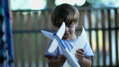 Büyük Köpük Uçağı 'nı tutan çocuk. Çocuklar için Uçan Oyuncak