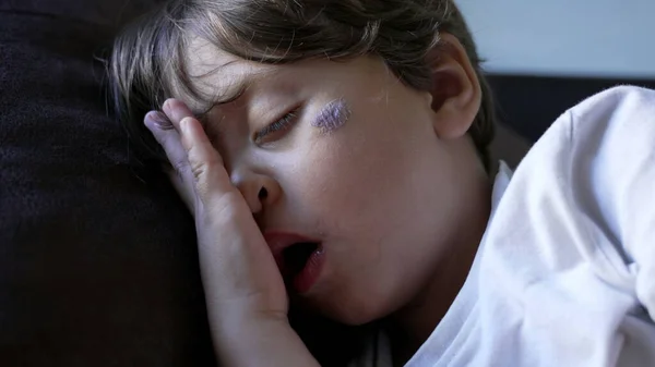 可爱的孩子午睡时睡着了 疲惫的小男孩睡觉时的脸 打盹的时候打呵欠的孩子休息 — 图库照片
