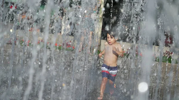 Menino Correndo Jatos Água Parque Cidade Durante Dia Verão Criança — Fotografia de Stock