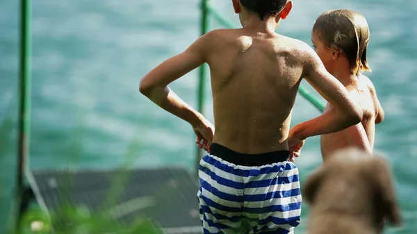 Két Vizes Gyerek Áll Tóparton Fiatal Fiú Fürdőruhát Igazít Gyermekek — Stock Fotó