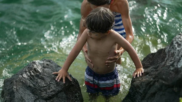 Mały Chłopiec Stojący Przy Skałach Nad Jeziorem Dzielne Mokre Dziecko — Zdjęcie stockowe