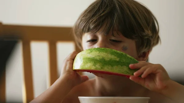 Küçük Bir Çocuk Içeride Kırmızı Karpuz Yiyor Çocuk Sağlıklı Tatlı — Stok fotoğraf