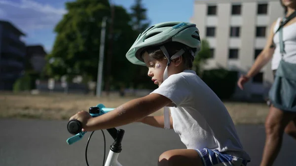 Активний Маленький Хлопчик Вчиться Їздити Велосипеді Шоломі Мати Допомагає Дитині — стокове фото