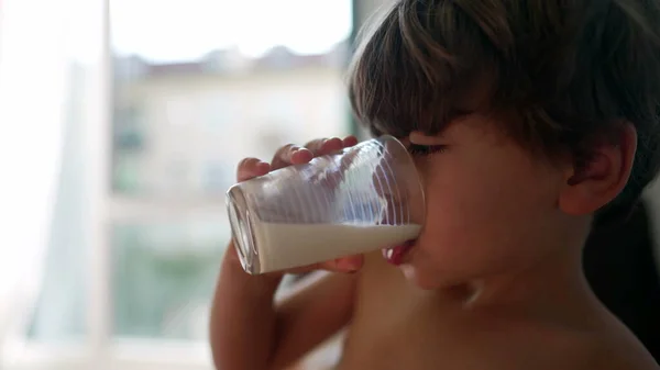 Rapazinho Bebe Leite Closeup Rosto Criança Engolindo Bebida Rica Proteínas — Fotografia de Stock