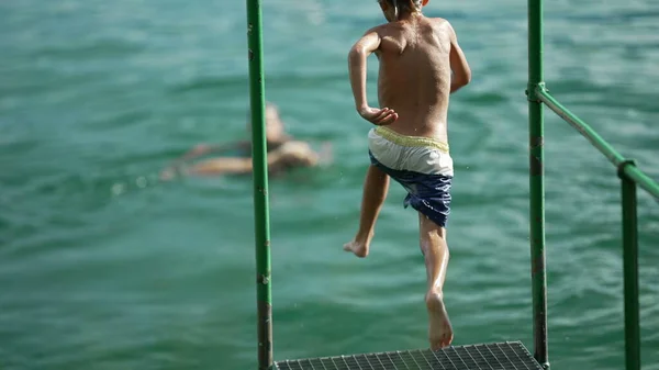 Gamin Plongeant Dans Eau Lac Enfant Qui Amuse Courir Quai — Photo