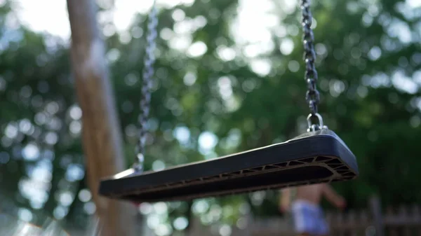 Playground Swing Com Ninguém Close Fora Dia Ensolarado Estrutura Vazia — Fotografia de Stock