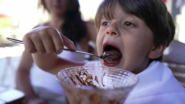 Roztomilý Chlapec Čokoládovou Zmrzlinu Lžící Detailní Tvář Chlapce Sladký Dezert — Stock fotografie