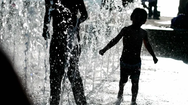 Silhouette Von Kindern Die Heißen Sommertagen Städtischen Wasserpark City Spielen — Stockfoto