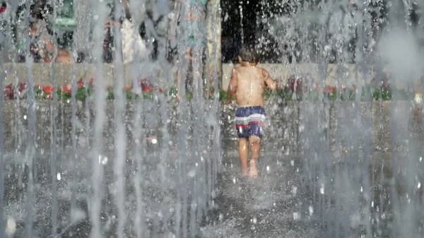 Menino Correndo Jatos Água Parque Cidade Durante Dia Verão Criança — Fotografia de Stock
