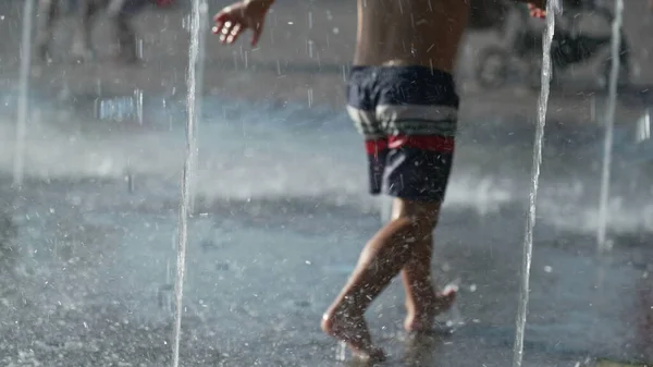 Tiro Borrado Uma Criança Feliz Correndo Jatos Água Enquanto Desfruta — Fotografia de Stock