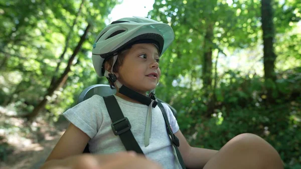Один Очаровательный Маленький Мальчик Шлеме Сидящий Велосипедном Кресле Природном Парке — стоковое фото
