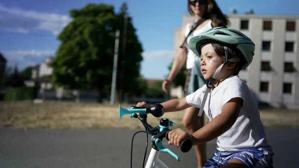 Дитячий Велосипед Відкритому Повітрі Захисному Шоломі Активний Маленький Хлопчик Вчить — стокове фото