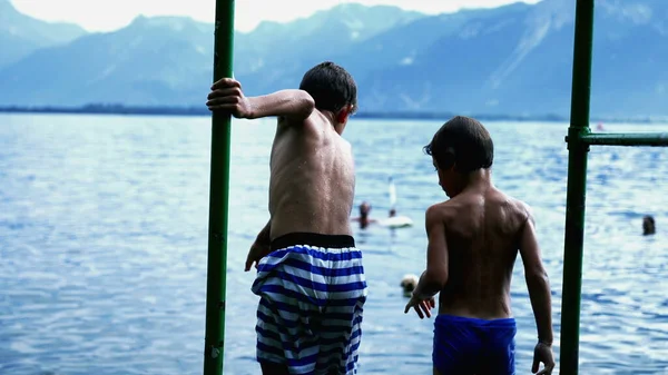 Πίσω Από Δύο Μικρά Αγόρια Που Στέκονται Στην Προβλήτα Παιδί — Φωτογραφία Αρχείου