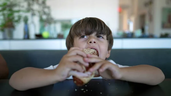 Küçük Bir Çocuk Masada Oturmuş Karbonhidrattan Bir Isırık Alıyor — Stok fotoğraf