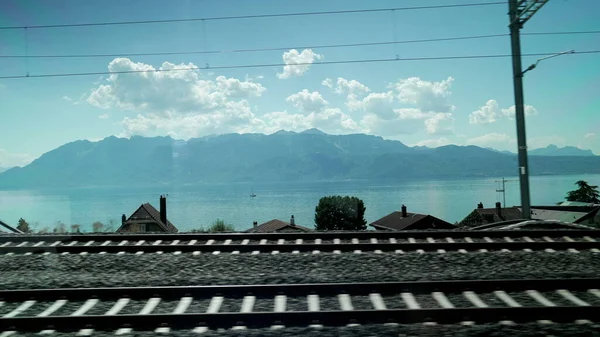 Движущийся Железнодорожный Пейзаж Озера Горами Заднем Плане Красивый Вид Европейский — стоковое фото