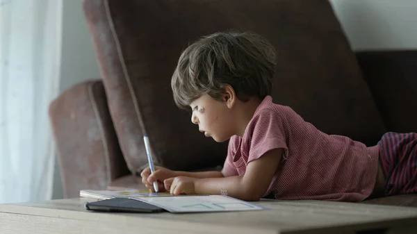 Παιδί Ζωγραφίζει Στο Σπίτι Ένα Αγοροκόριτσο Που Κρατάει Στυλό Και — Φωτογραφία Αρχείου