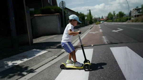 Kleiner Junge Überquert Straße Mit Spielzeug Roller Auf Drei Rädern — Stockfoto