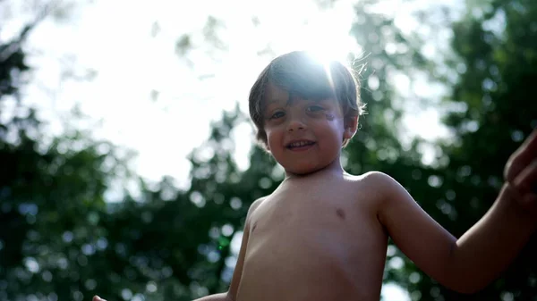 Niedlichen Hemdlosen Kleinen Jungen Spielen Draußen Lächelnd Die Kamera Spielplatz — Stockfoto